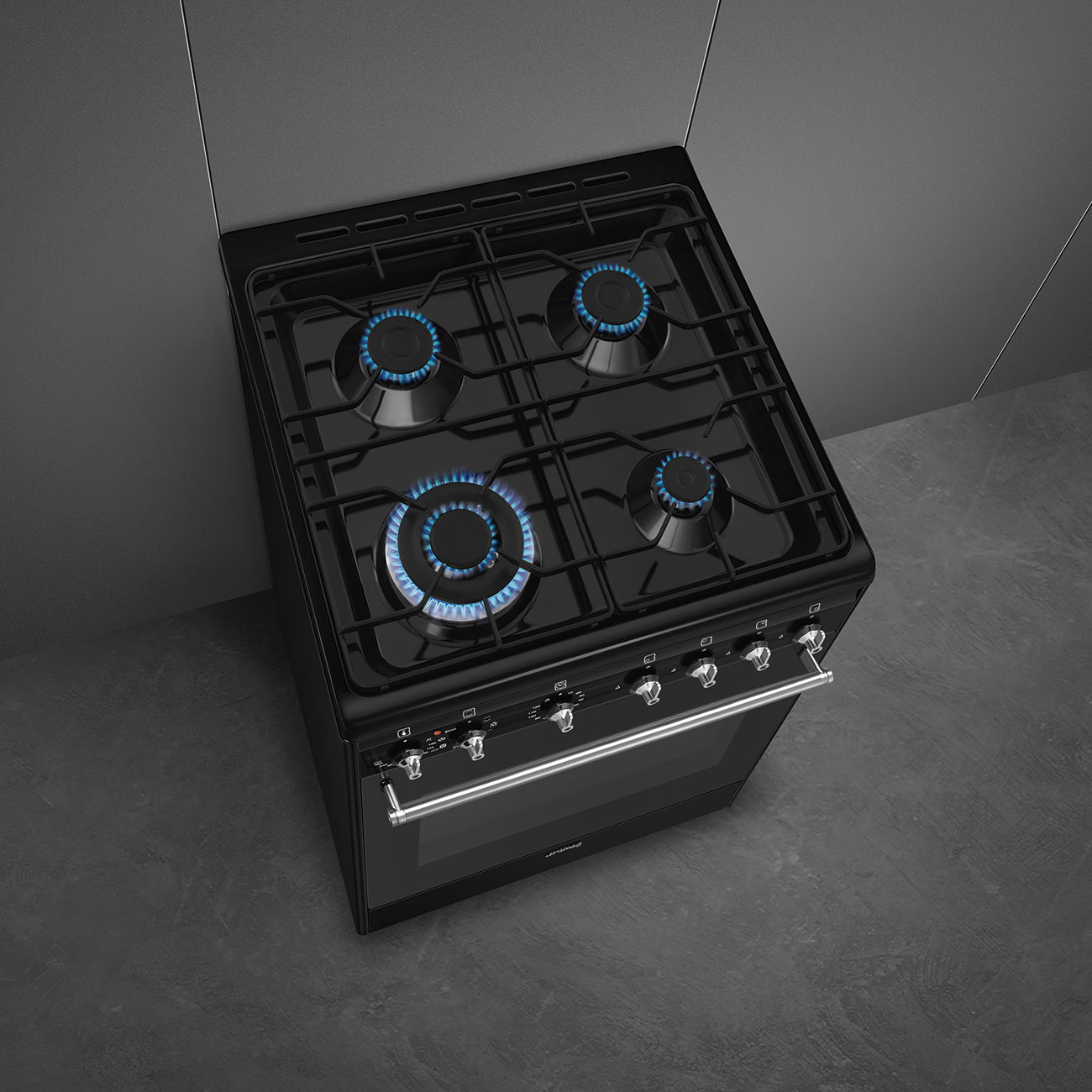 Una cucina a gas nera con quattro fiamme blu accese si trova in una cucina moderna.