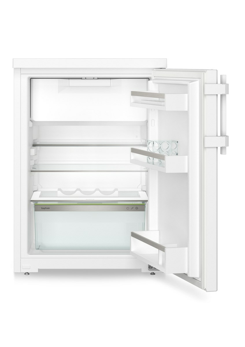 Ein weißer, offener Kühlschrank mit leeren Glasböden und Türfächern auf einem weißen Hintergrund.