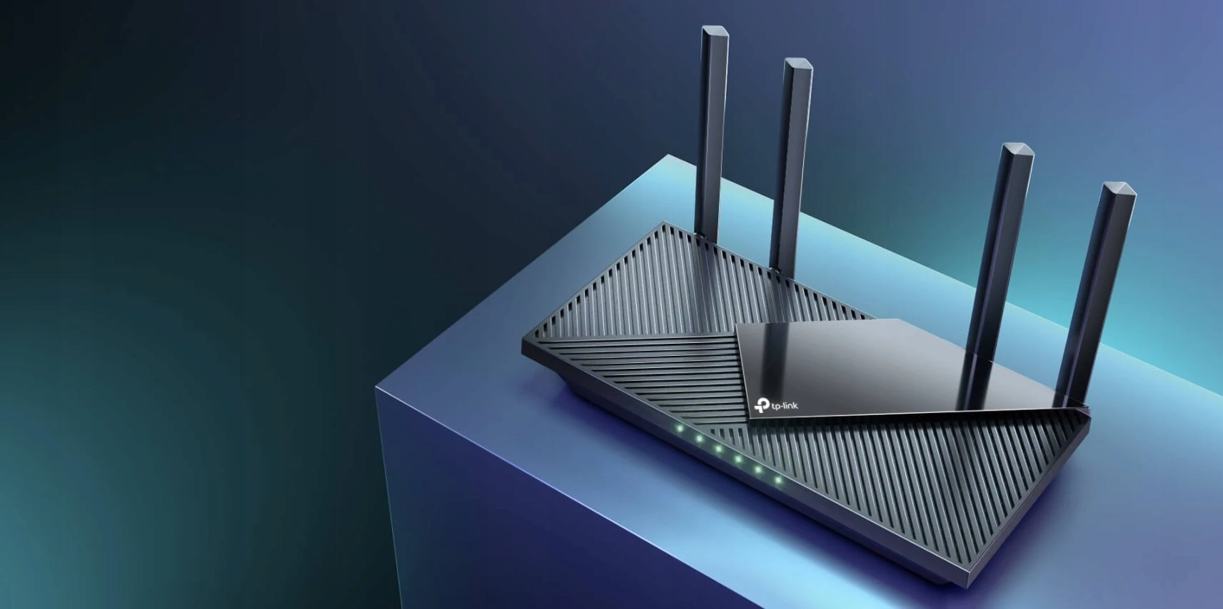 Ein schwarzer TP-Link Router mit vier Antennen steht auf einer blauen Oberfläche vor blauem Hintergrund.