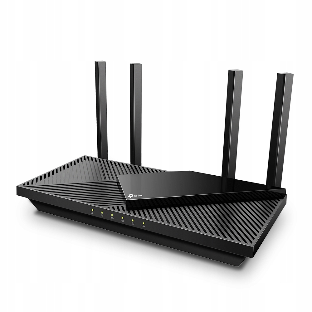 Ein schwarzer TP-Link-WLAN-Router mit vier Antennen und Belüftungsschlitzen auf einer weißen Oberfläche.