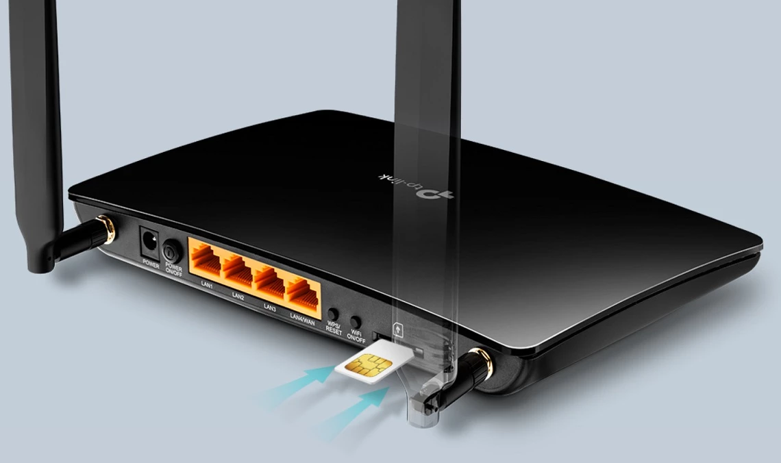 Czarny router Wi-Fi na szarym tle z dwiema antenami, żółtymi portami Ethernet i wkładaną kartą SIM.