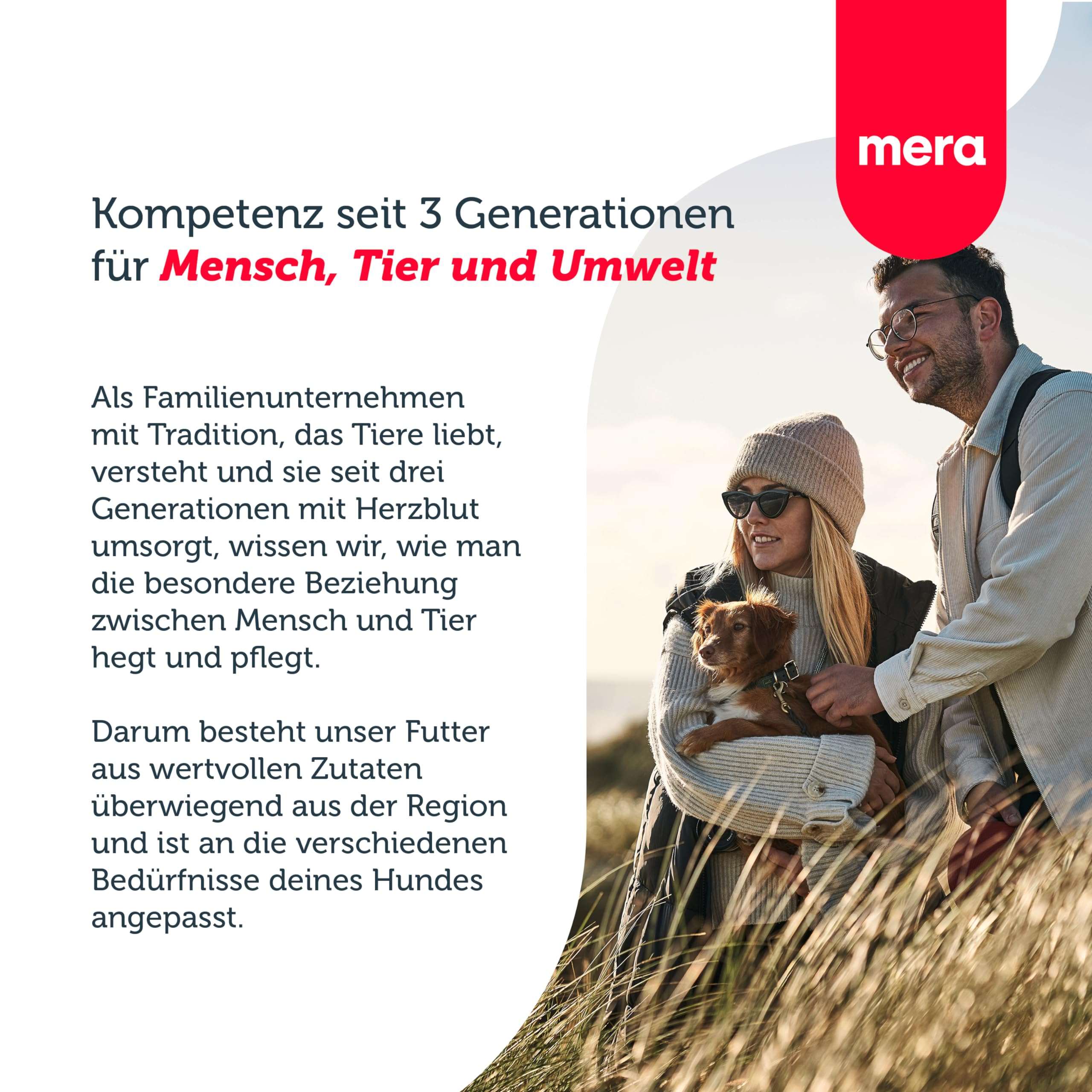 Ein Paar mit Hund draußen im Gras, daneben deutscher Werbetext von Mera.