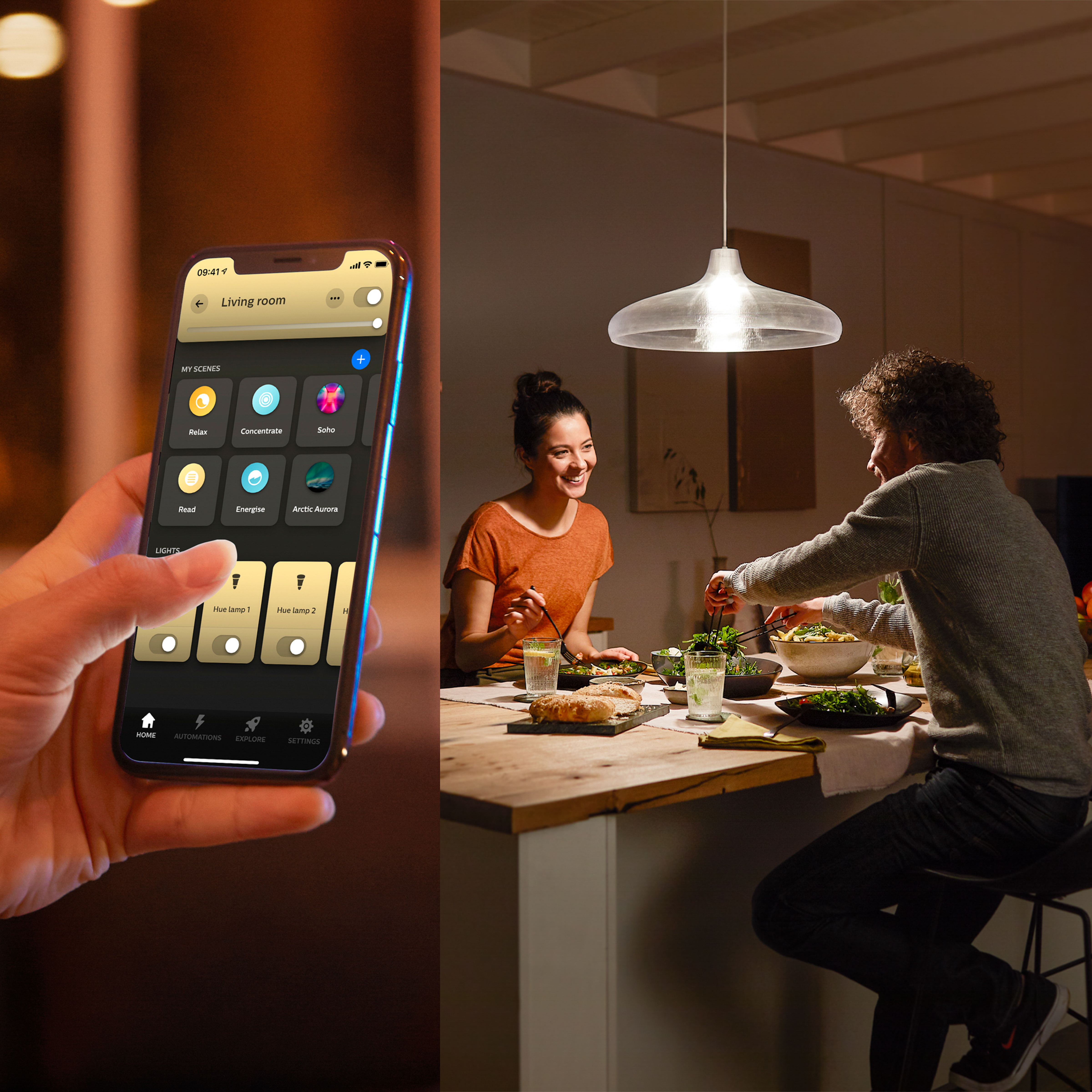 Hand hält Smartphone mit Smart-Home-App zur Lichtsteuerung, während ein Paar abends zu Hause am Tisch sitzt.