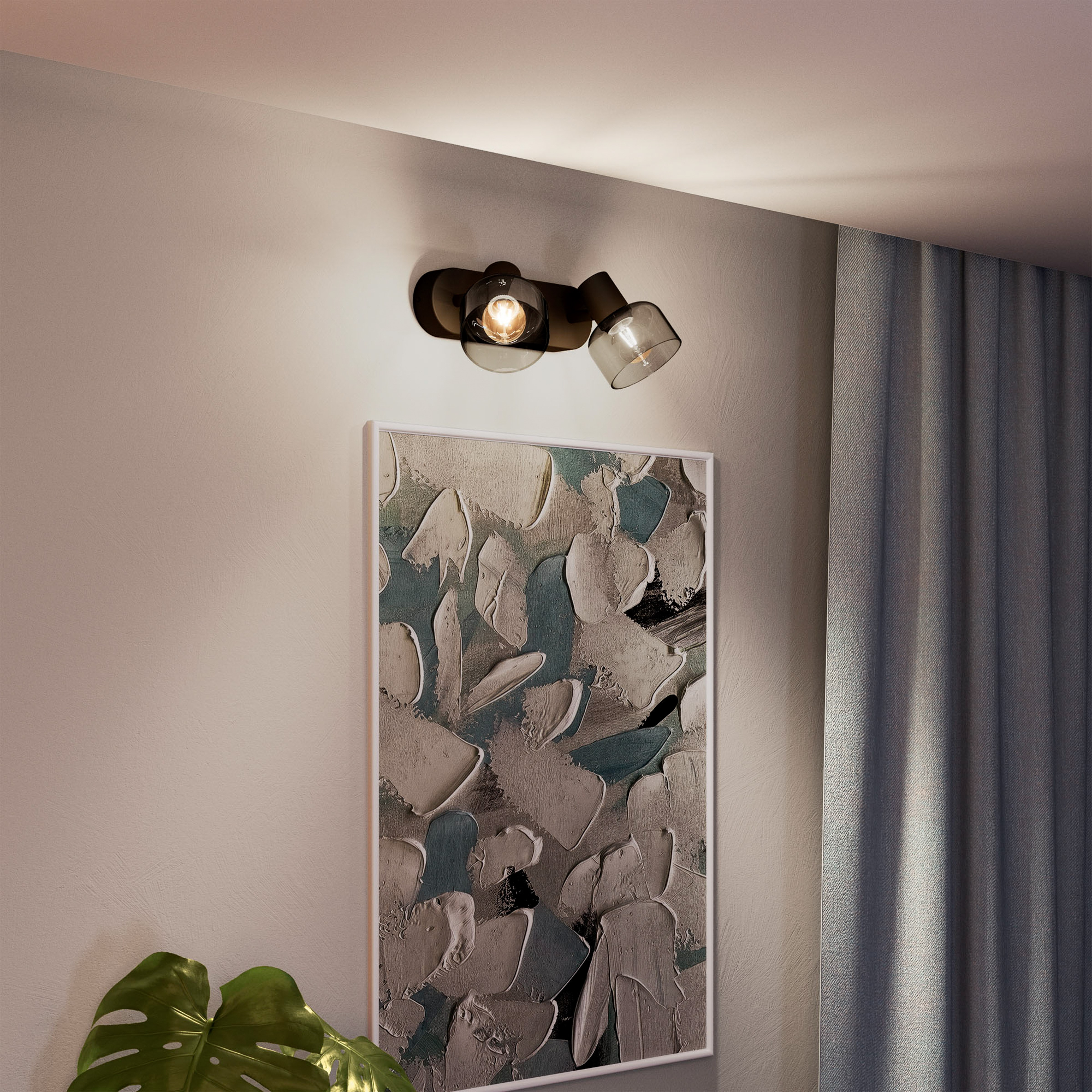 Wandlampe leuchtet über einem abstrakten Gemälde neben einem grauen Vorhang.