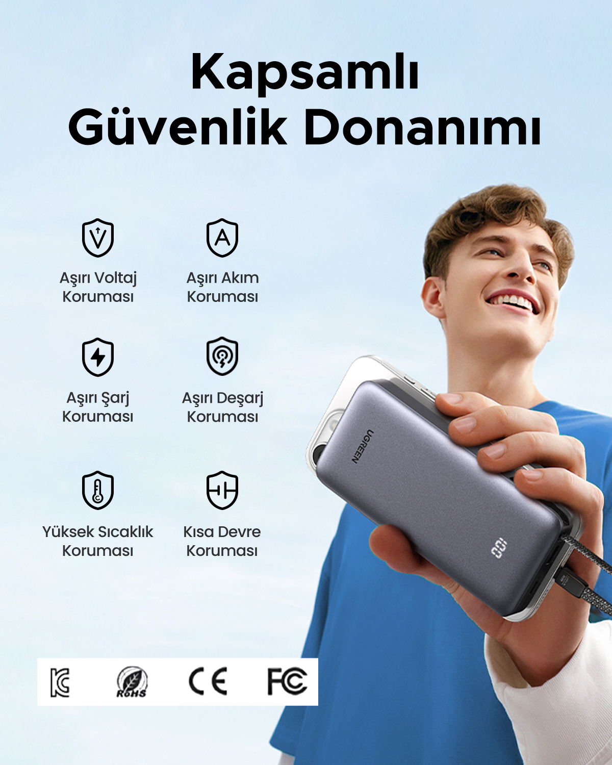 Uśmiechnięty mężczyzna trzyma powerbank i smartfon na niebieskim tle z ikonami.