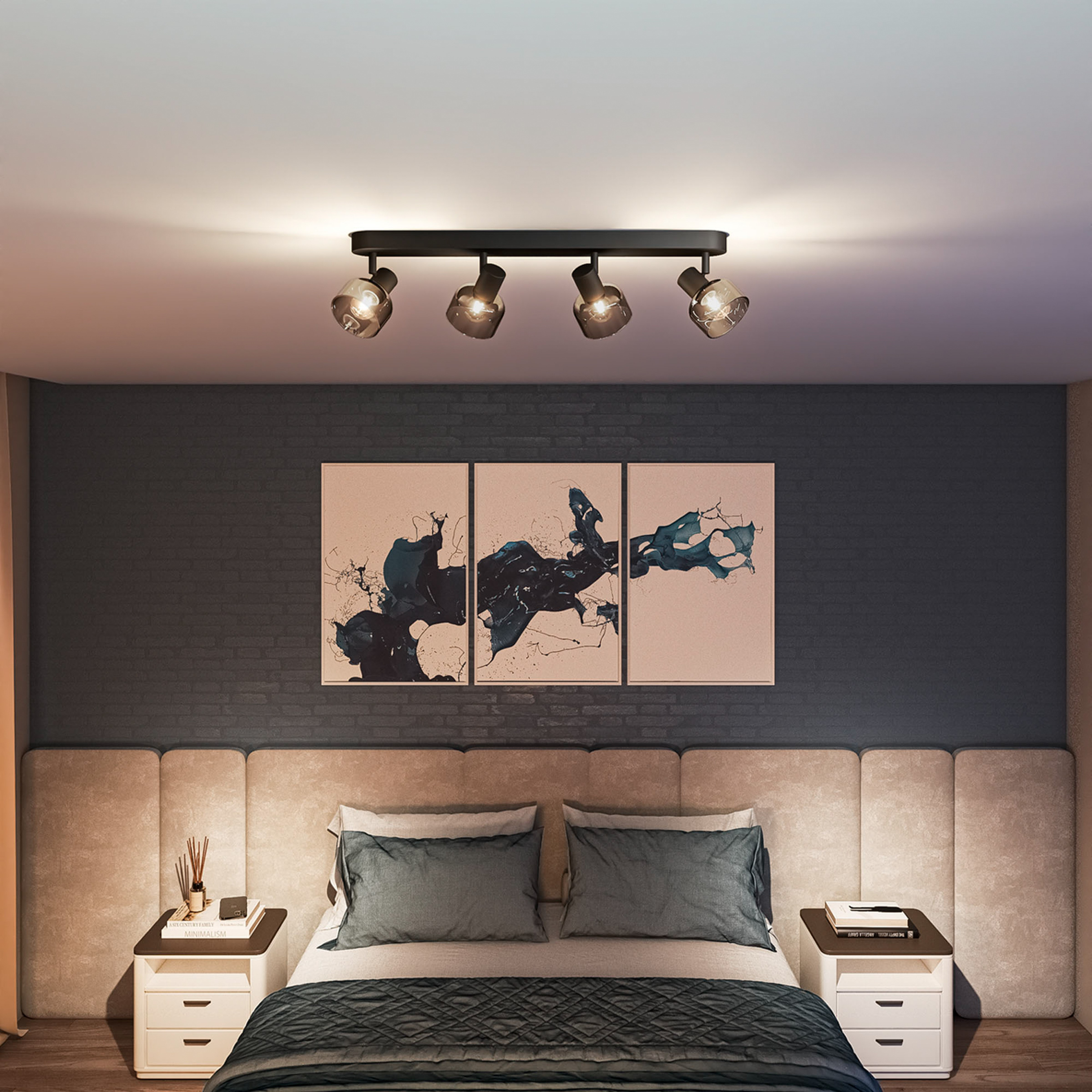 Moderne Deckenleuchte mit vier Strahlern über einem stilvoll beleuchteten Schlafzimmer mit blauen Akzenten.