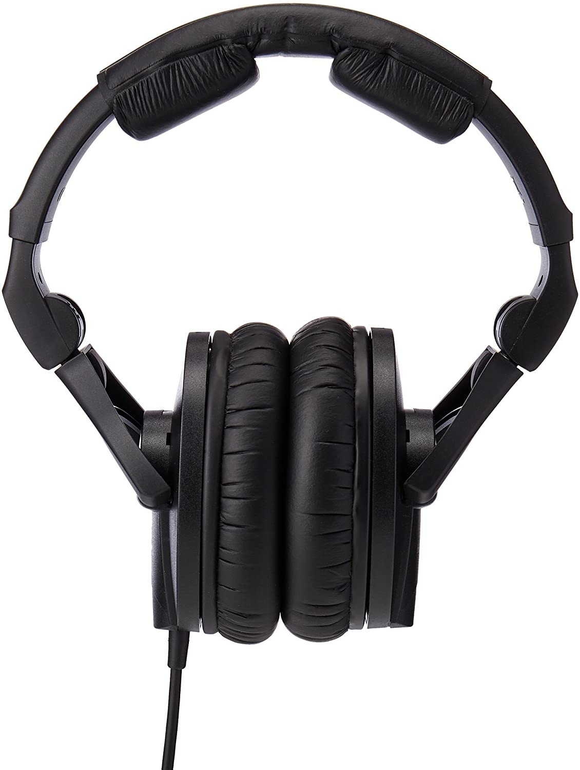 Un paio di cuffie over-ear nere con archetto imbottito e cavo audio su sfondo bianco.