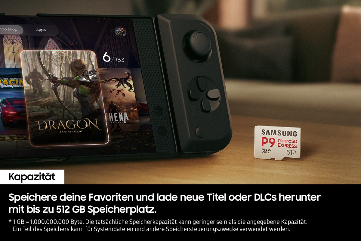 Una scheda di memoria Samsung microSD Express si trova su un tavolo di legno davanti a una console portatile.