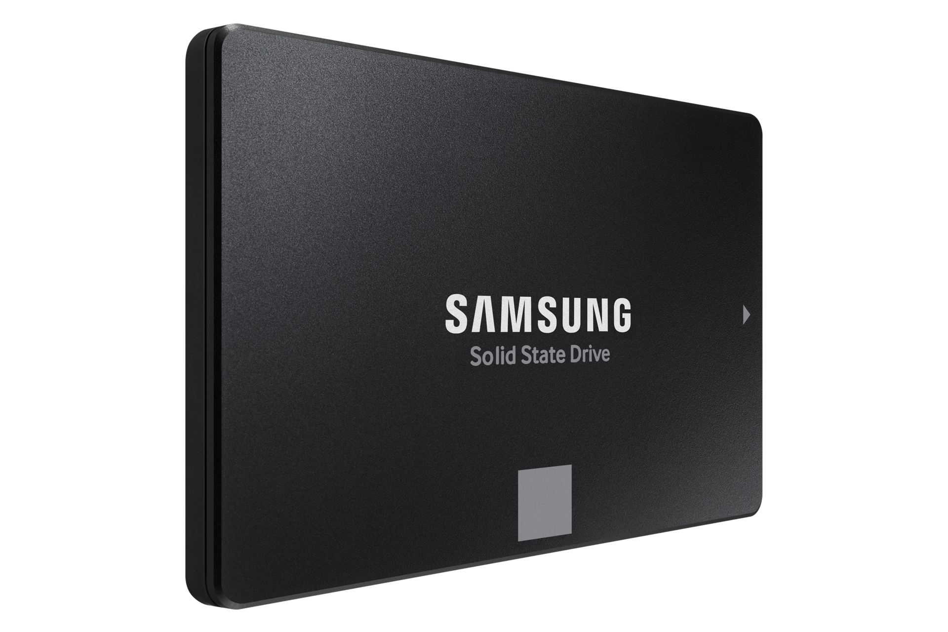 Unità a stato solido (SSD) Samsung nera inclinata su sfondo nero.