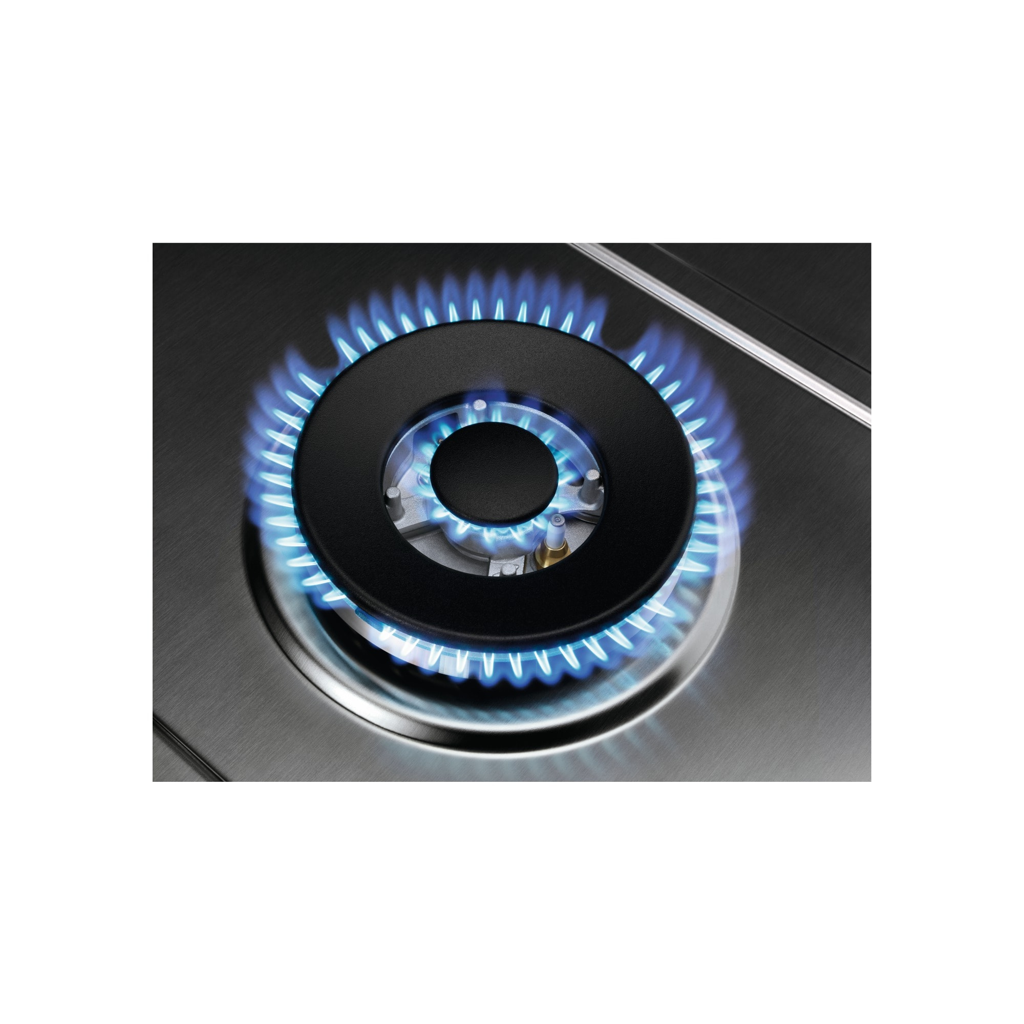 Un piano cottura a gas in acciaio inox con una fiamma blu accesa.