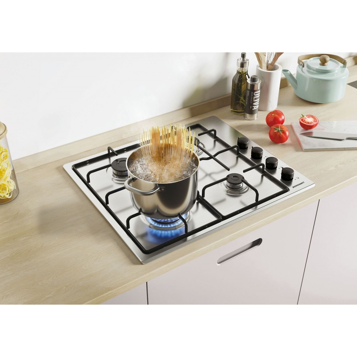 Una pentola di acqua bollente e spaghetti su un piano cottura a gas in una cucina moderna.