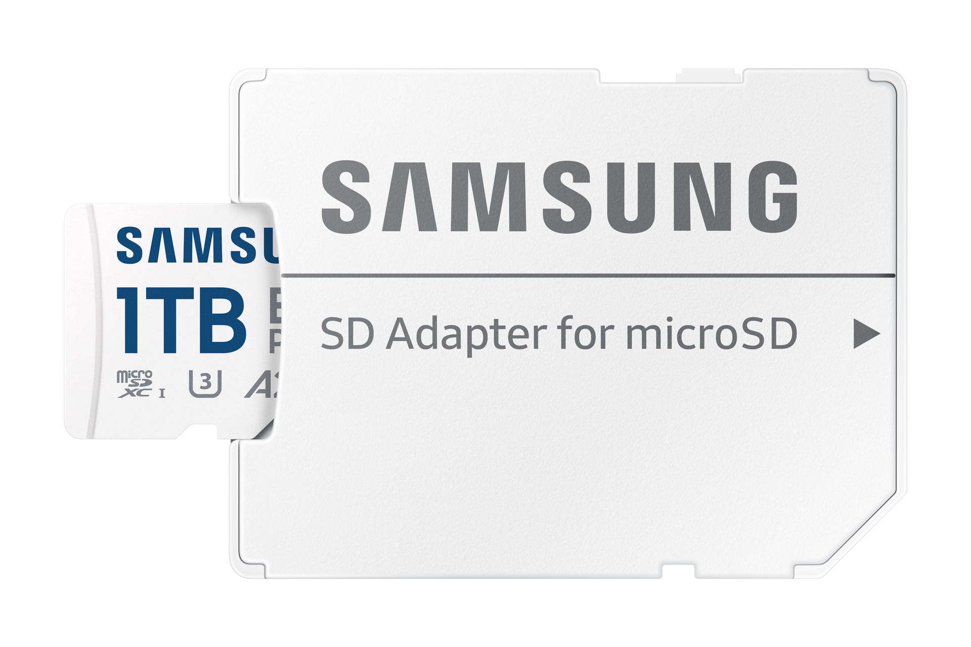 Una tarjeta microSD de Samsung insertada en un adaptador SD blanco.