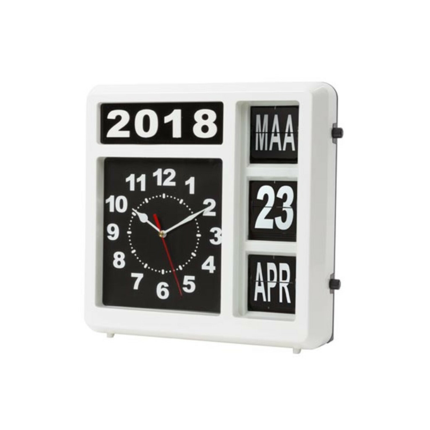 Un orologio quadrato bianco con quadrante nero mostra ora, data, mese e anno su sfondo bianco.