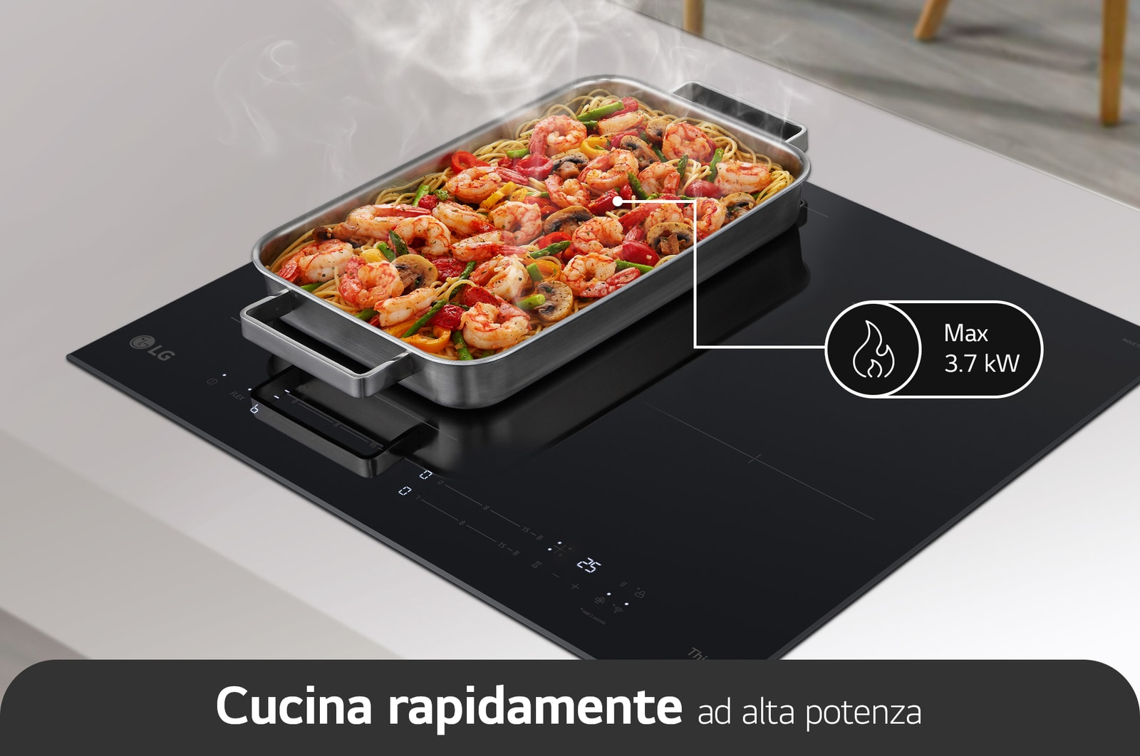 Gamberi freschi e pasta sfrigolano in una padella su un piano cottura a induzione da 3,7 kW.