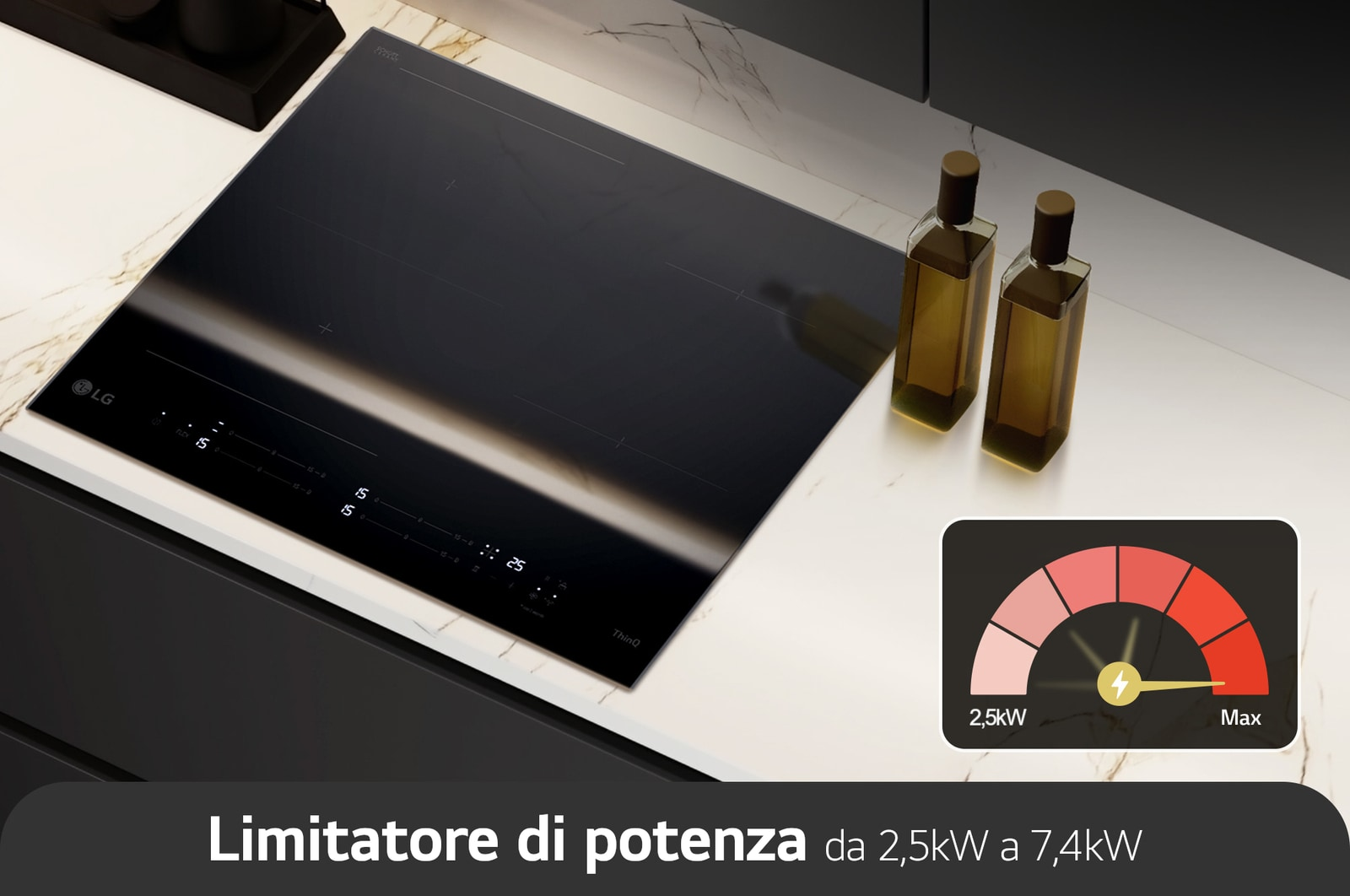 Piano cottura a induzione nero su piano bianco con due bottiglie di vetro e indicatore di potenza.