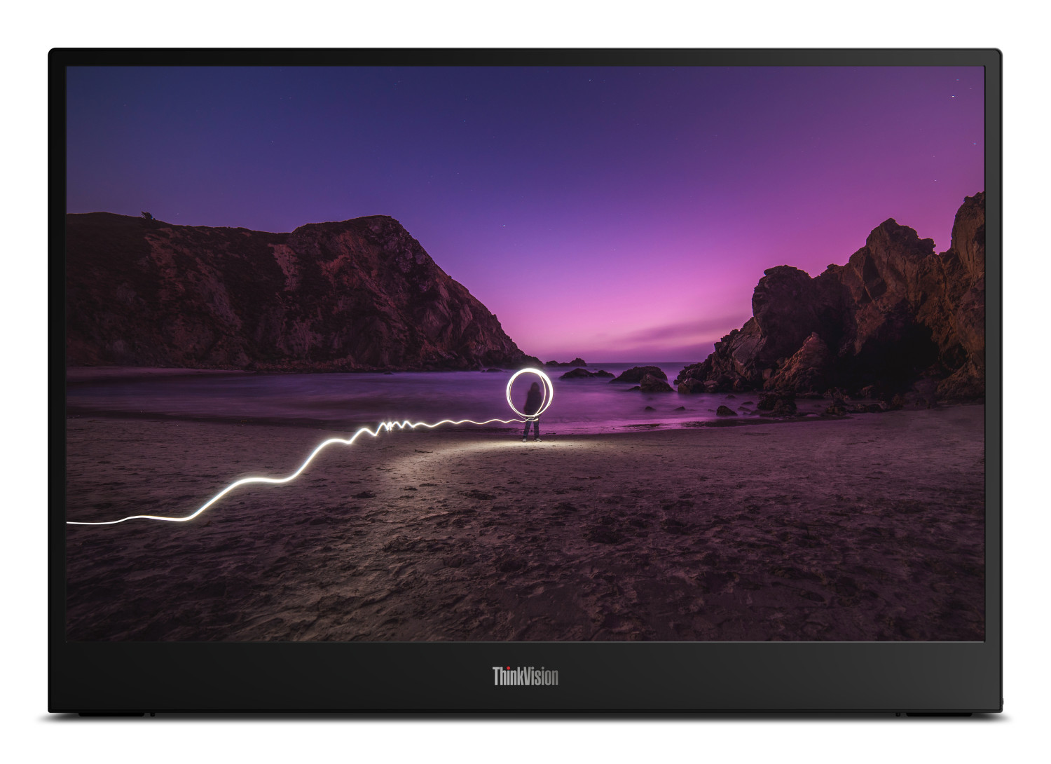 Un monitor ThinkVision mostra un paesaggio costiero al crepuscolo con una scia luminosa sulla spiaggia.
