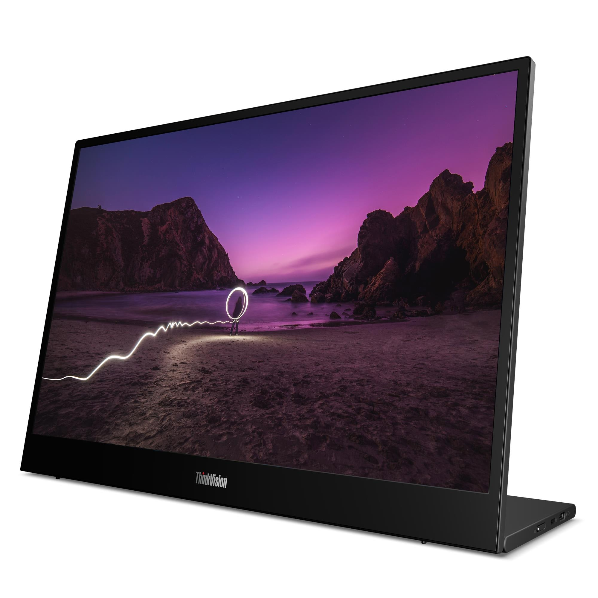 Un monitor nero ThinkVision mostra un paesaggio costiero serale con scogliere e scie luminose.