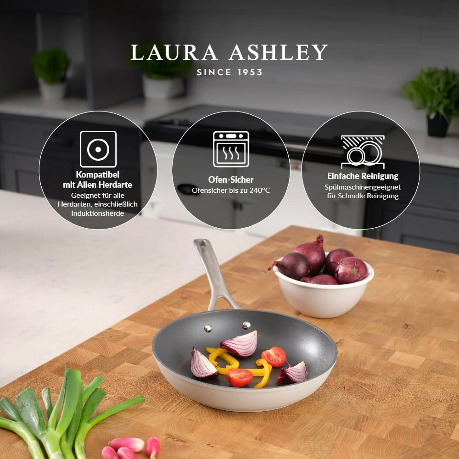 Laura Ashley Bratpfanne auf Holzbrett mit Zwiebeln und Paprika in der Küche.