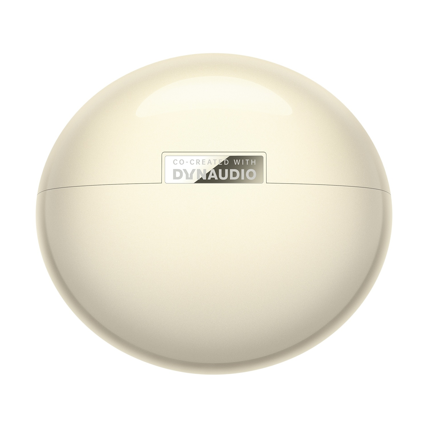 Een glanzende, crèmekleurige, bolvormige oordopjescase met Dynaudio-logo op witte achtergrond.