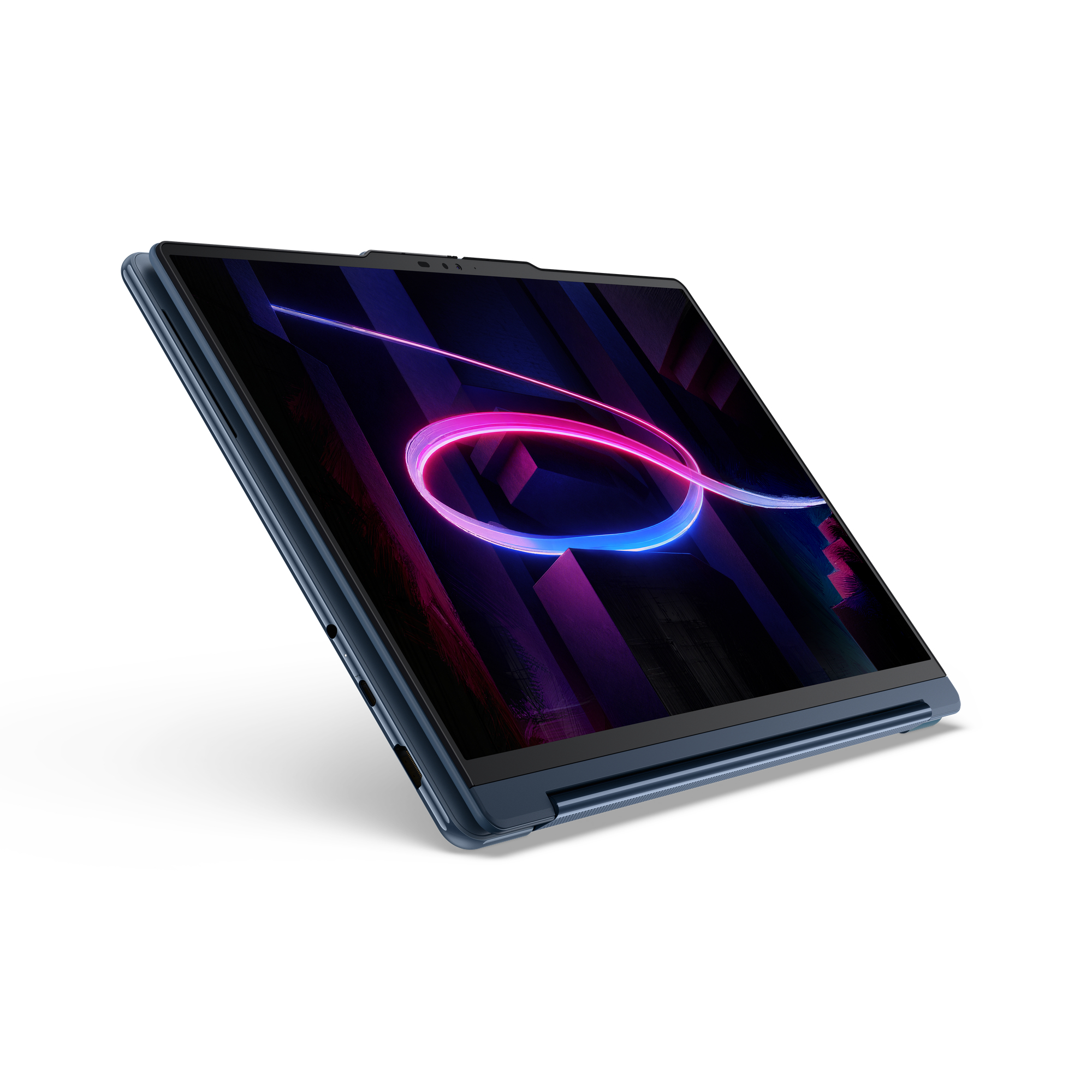 Ein schickes, dunkelblaues Laptop in schräger Ansicht vor weißem Hintergrund mit einem leuchtend pink-blauen Design.