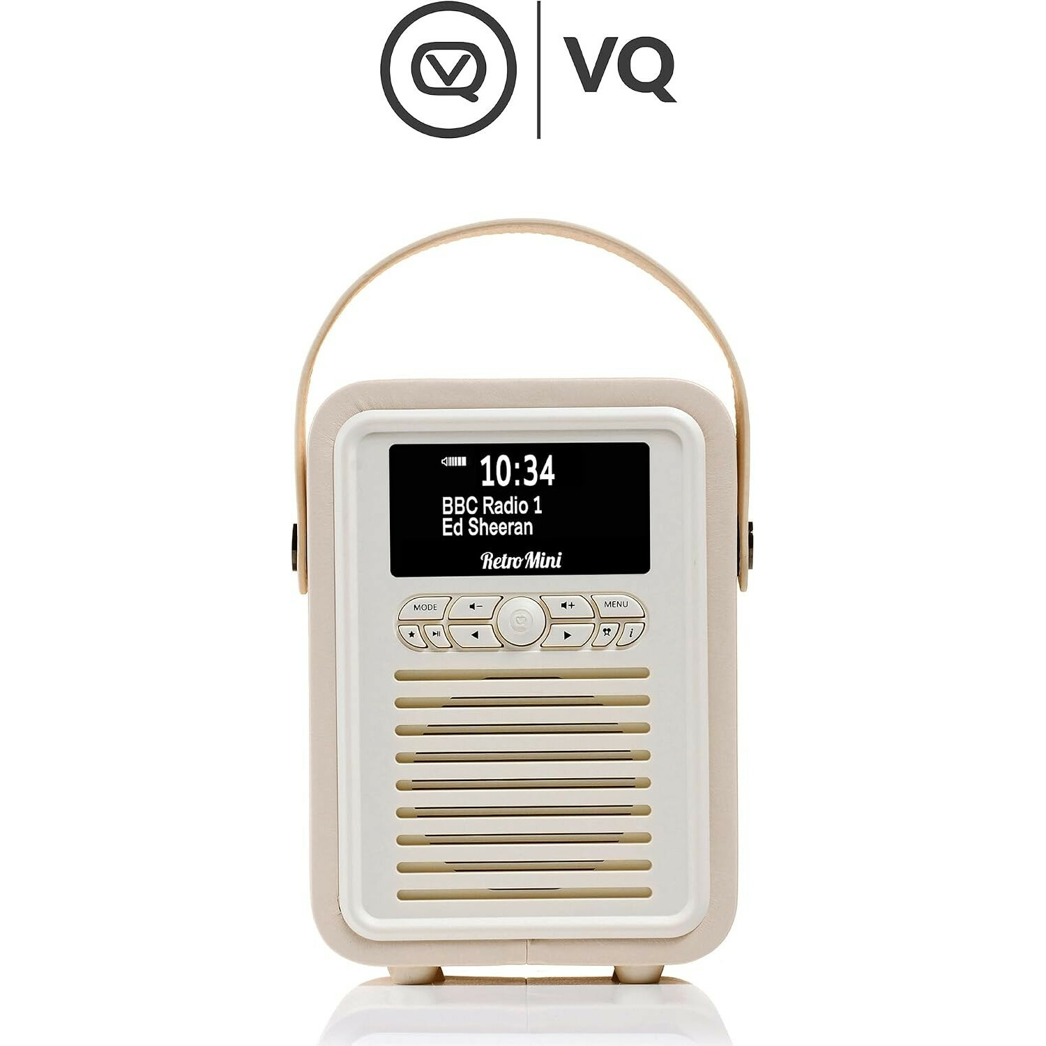 Ein cremefarbenes Retro-Mini-Radio mit Tragegriff, digitalem Display und Lautsprecherschlitzen vor weißem Hintergrund.