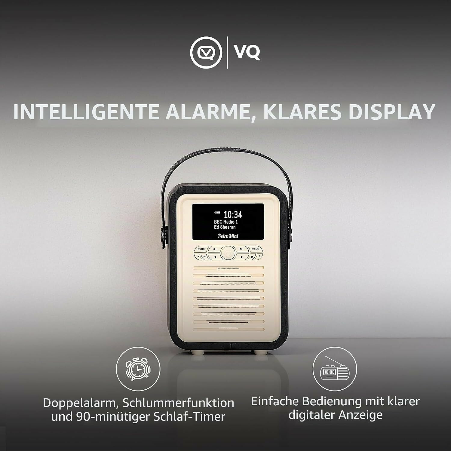 Ein beige-schwarzes Retro-Radio mit digitalem Display auf grauer Fläche, begleitet von Text und Symbolen.