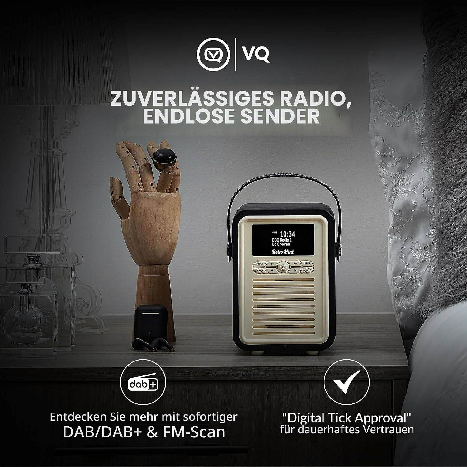 Ein VQ Retro-Radio auf einem Nachttisch neben einer hölzernen Hand und deutscher Textwerbung.