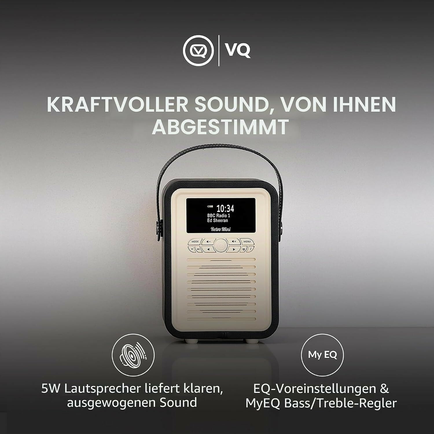 Ein beige-schwarzes Retro-Radio mit Digitaldisplay, Tragegriff und Lautsprechergitter vor grauem Hintergrund.