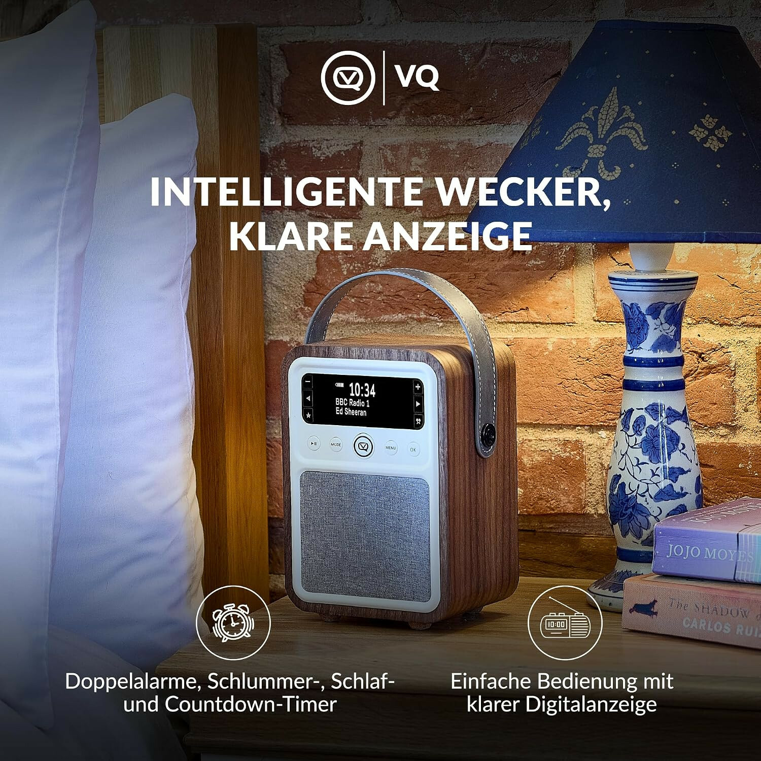 Ein Holzradio und Wecker steht auf einem Nachttisch neben einer blauen Lampe und Büchern, mit deutschem Text.