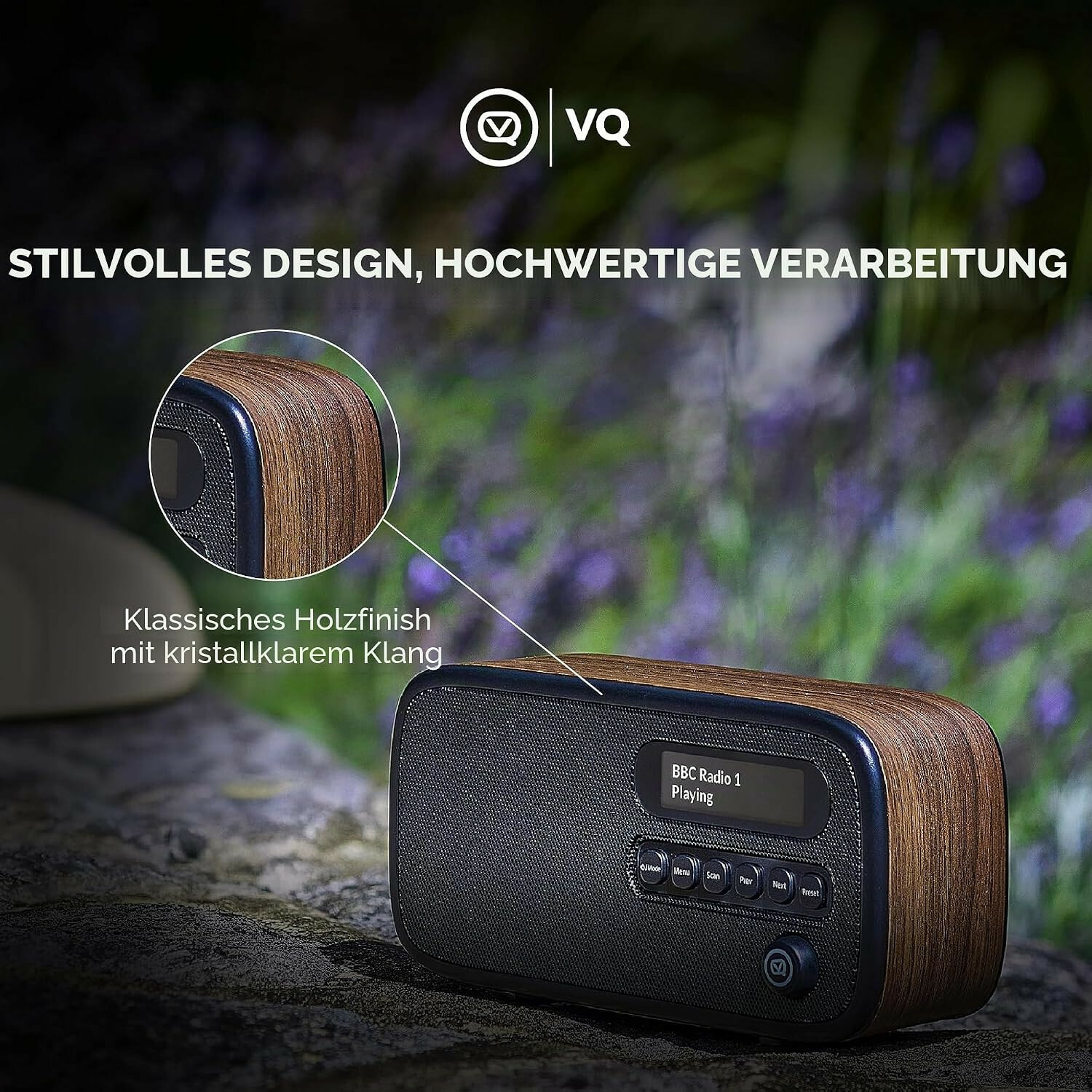 Holzfurniertes Radio mit digitalem Display und Tasten, im Garten positioniert vor grünem Hintergrund.