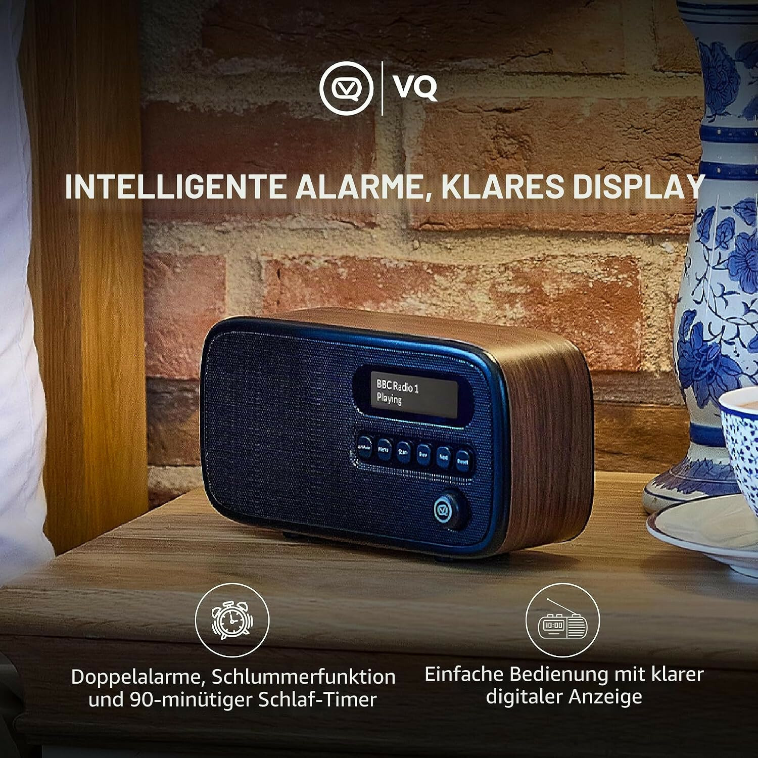 Holzradio auf Nachttisch vor Ziegelwand mit Text und Icons.