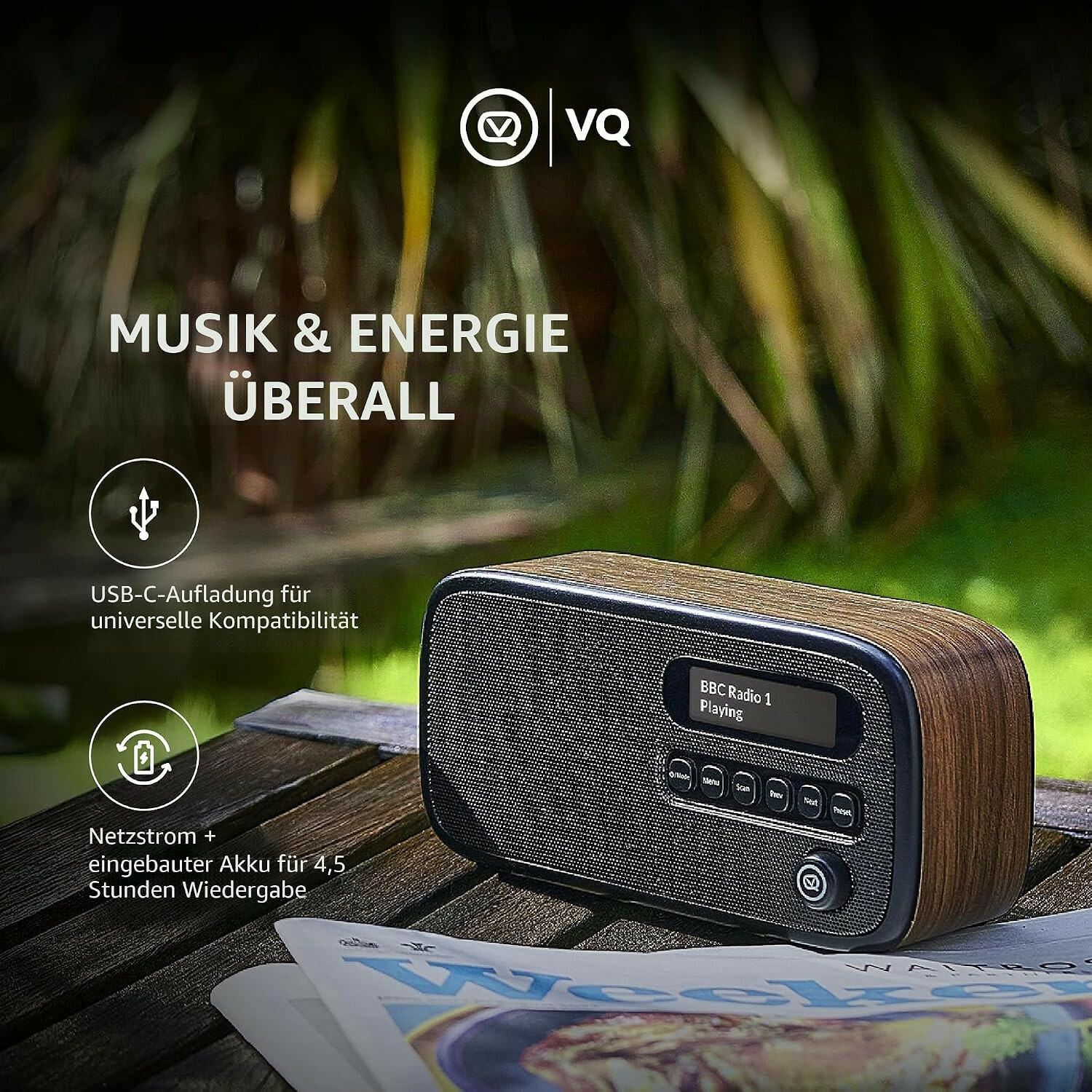 Holzfarbenes Radio mit Display auf einem Tisch im Garten, mit Texten zu USB-C und Akku.