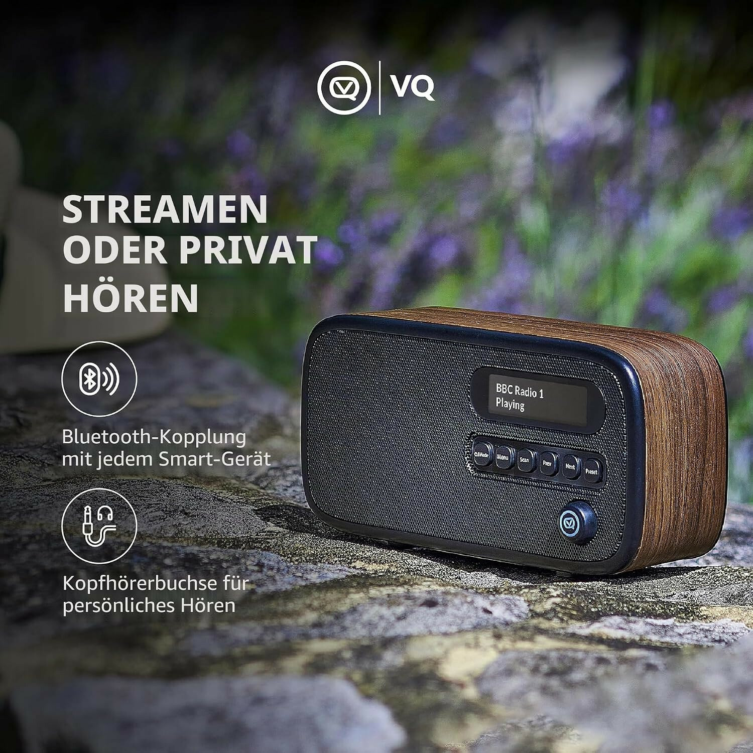 Holzfarbenes Radio mit Bluetooth und Kopfhöreranschluss vor verschwommenem Hintergrund.