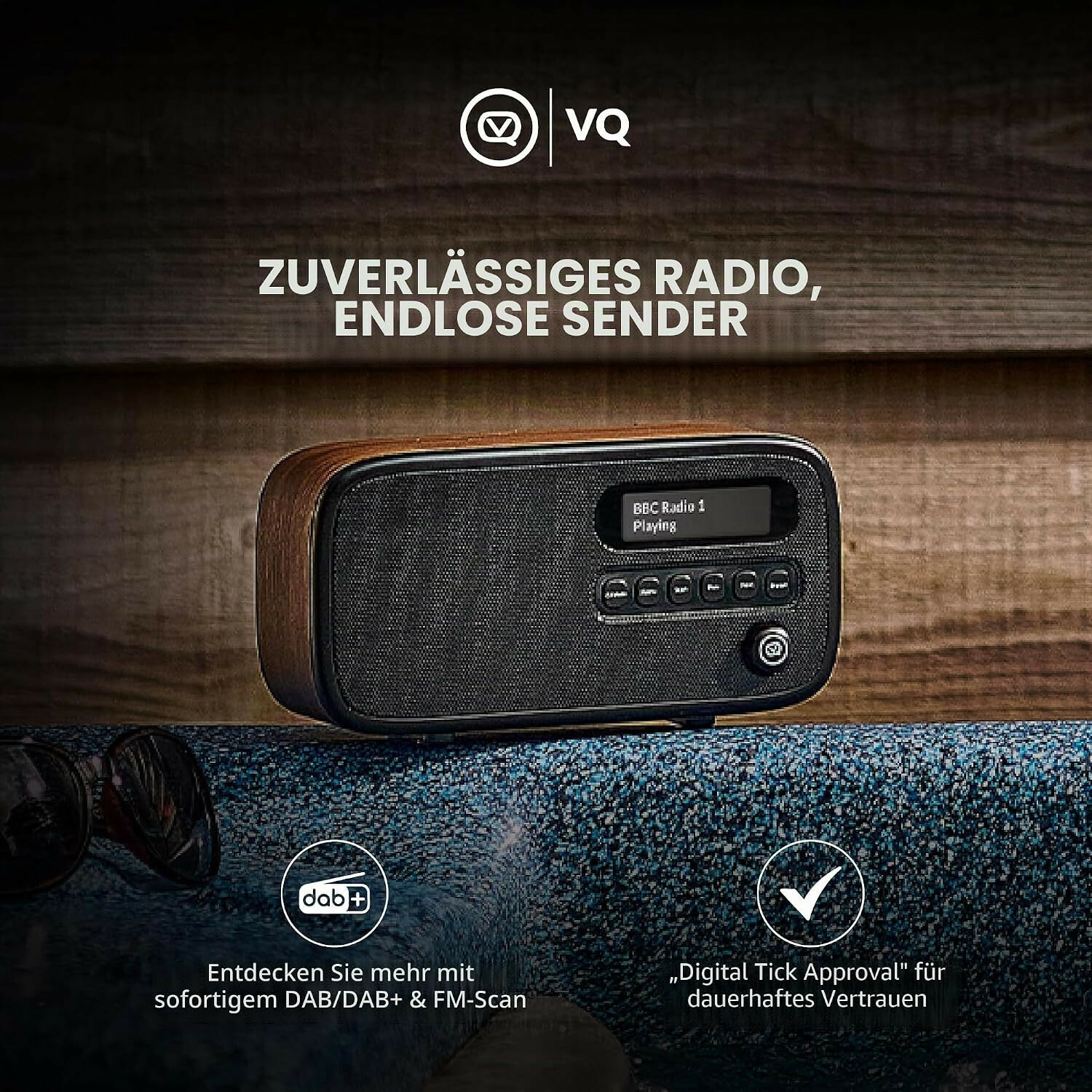 Ein hölzernes VQ-Radio auf blauem Untergrund mit Text auf Deutsch und Symbolen.