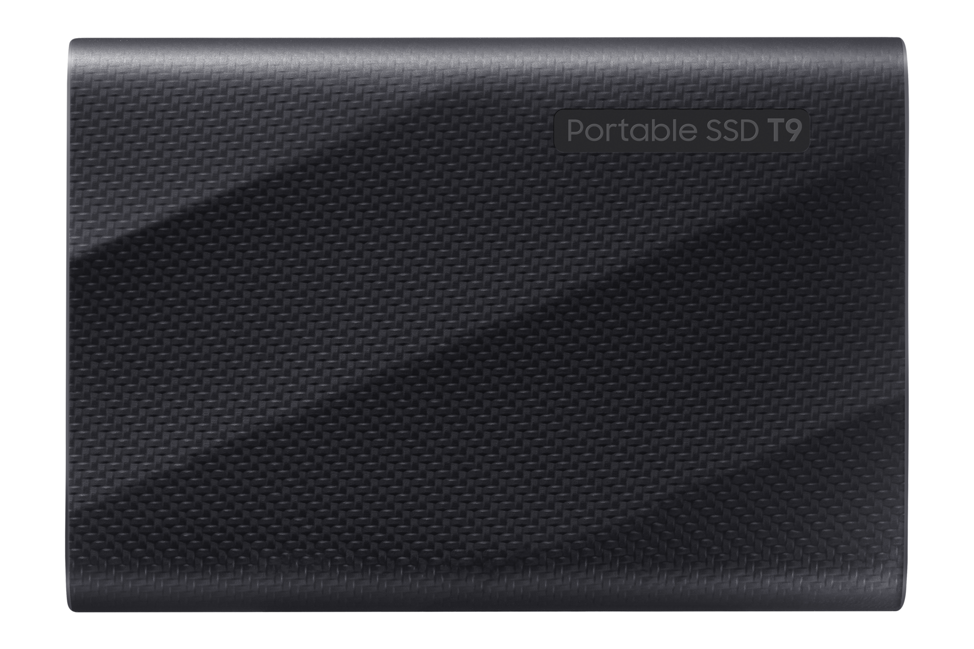 Eine schwarze Portable SSD T9 mit strukturierter Kohlefaser-Musterung auf der Oberfläche vor schwarzem Hintergrund.