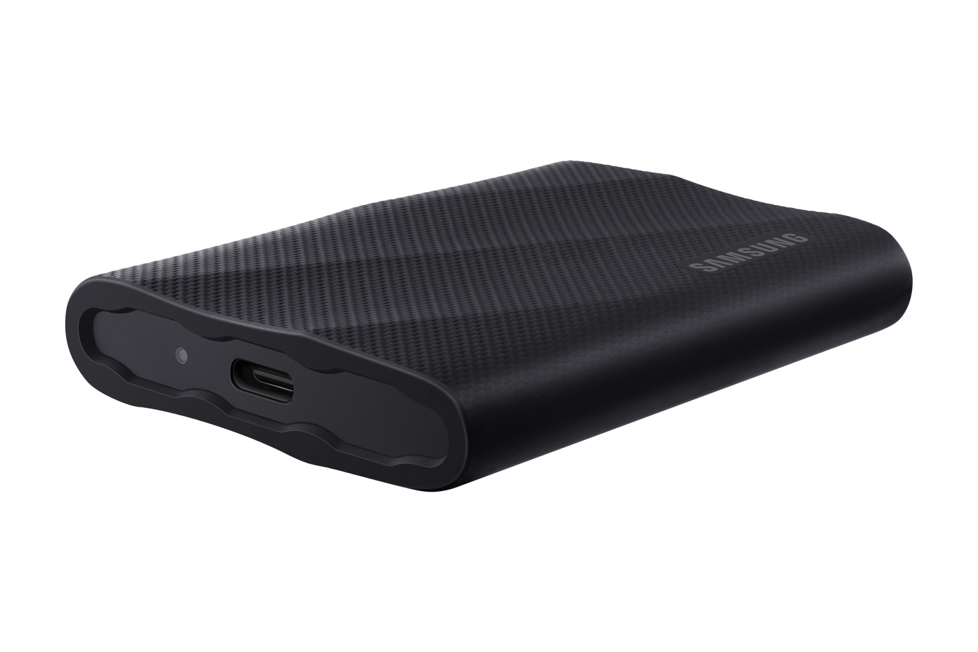 Eine schwarze Samsung externe SSD mit strukturierter Oberfläche und USB-C-Anschluss vor schwarzem Hintergrund.