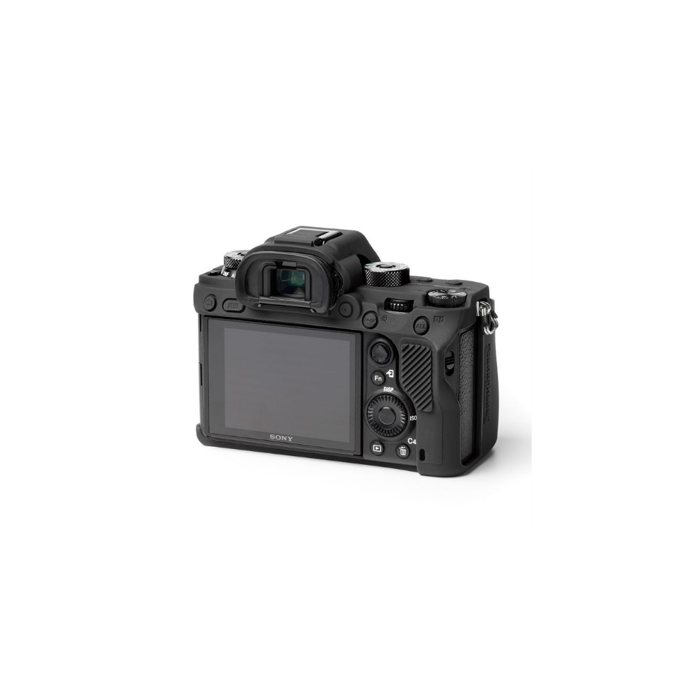 Eine schwarze Sony-Kamera in einer Silikon-Schutzhülle, von hinten auf weißem Hintergrund gezeigt.