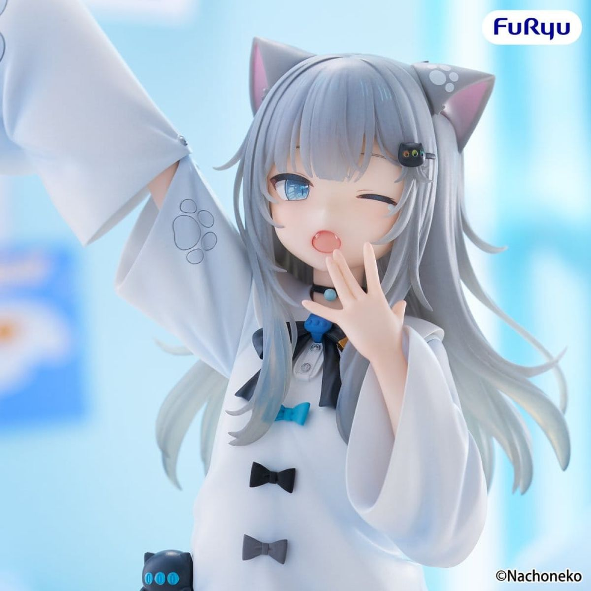 Eine Anime-Figur mit grauen Haaren, Katzenohren und weißer Kleidung hebt einen Arm und zwinkert.