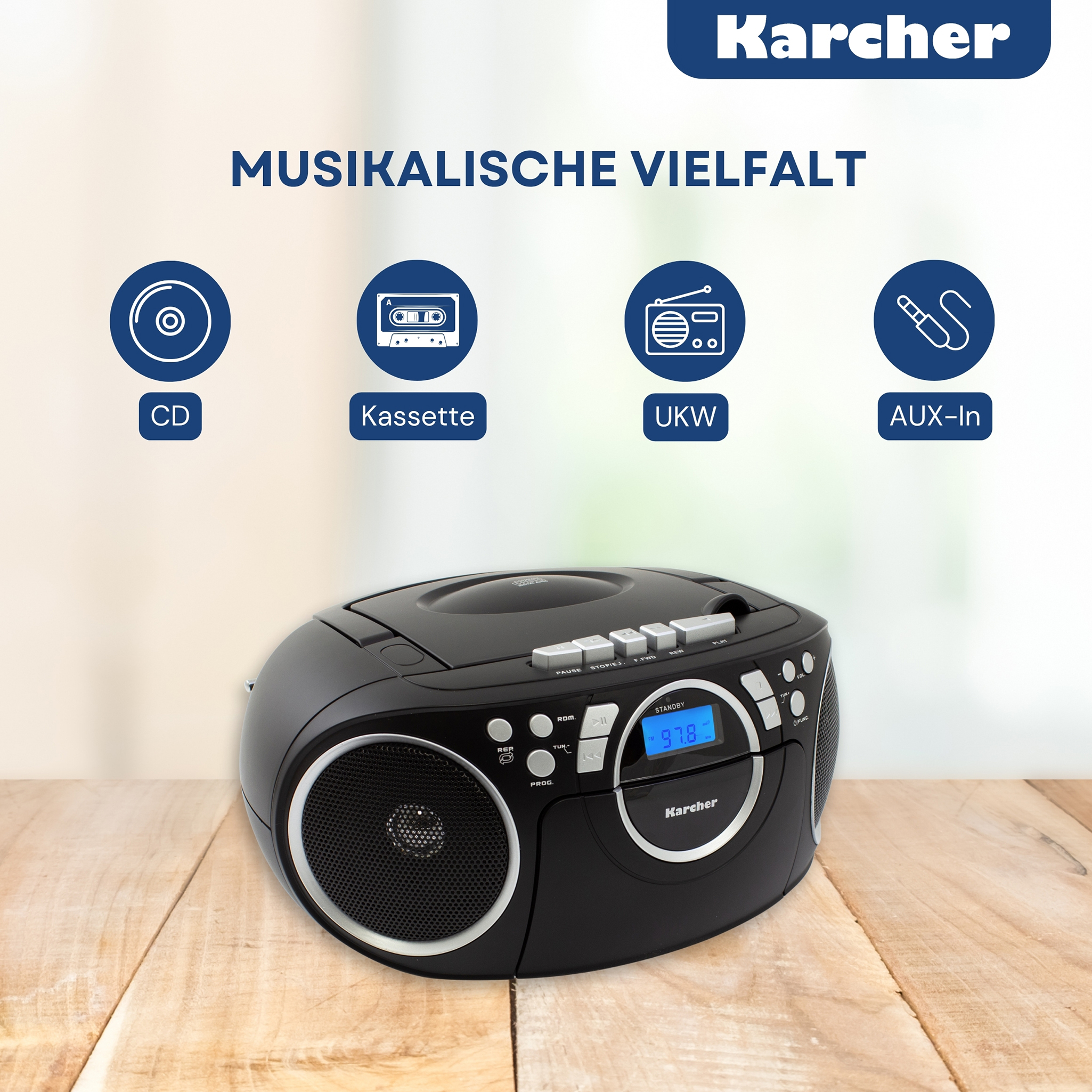 Schwarzes Karcher-Radio mit CD, Kassette, UKW und AUX auf Holztisch.