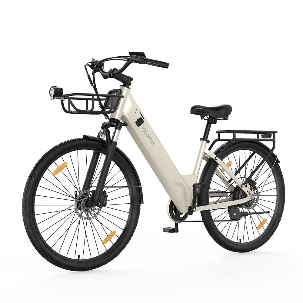Bicicleta eléctrica beige con cesta delantera, portaequipajes trasero negro y neumáticos negros sobre fondo blanco.