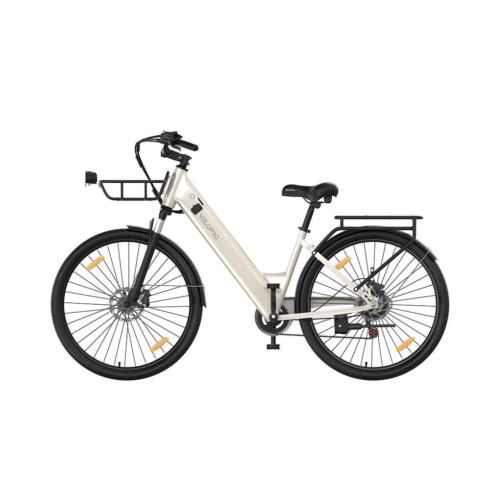 Una bicicleta eléctrica urbana de color beige con ruedas negras, portaequipajes delantero y trasero y frenos de disco.