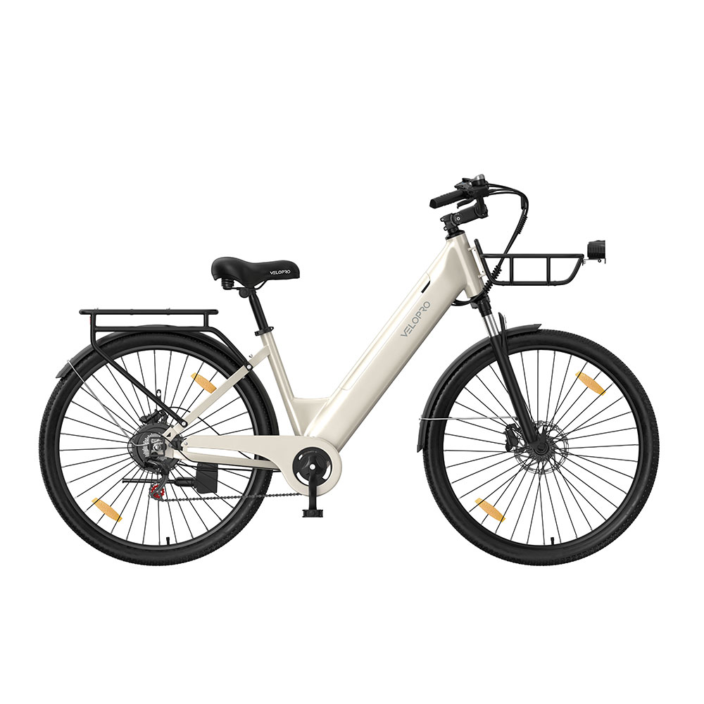 Bicicleta eléctrica Velopro beige con parrilla, cesta delantera y horquilla negras, sobre fondo blanco.
