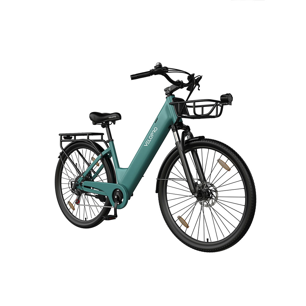 Una bicicleta eléctrica verde azulado con canasta delantera y parrilla trasera sobre fondo blanco.