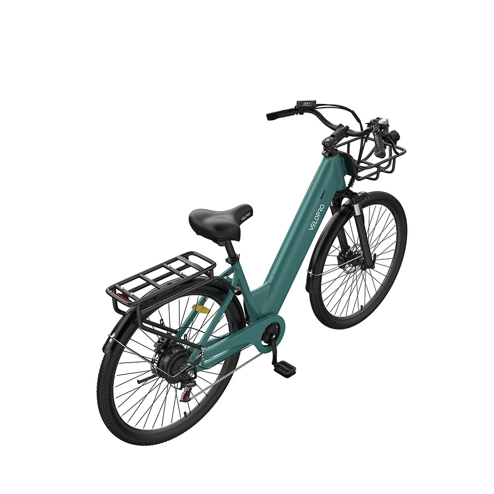 Una bicicleta eléctrica urbana verde azulado con portaequipajes trasero negro, cesta delantera y guardabarros.