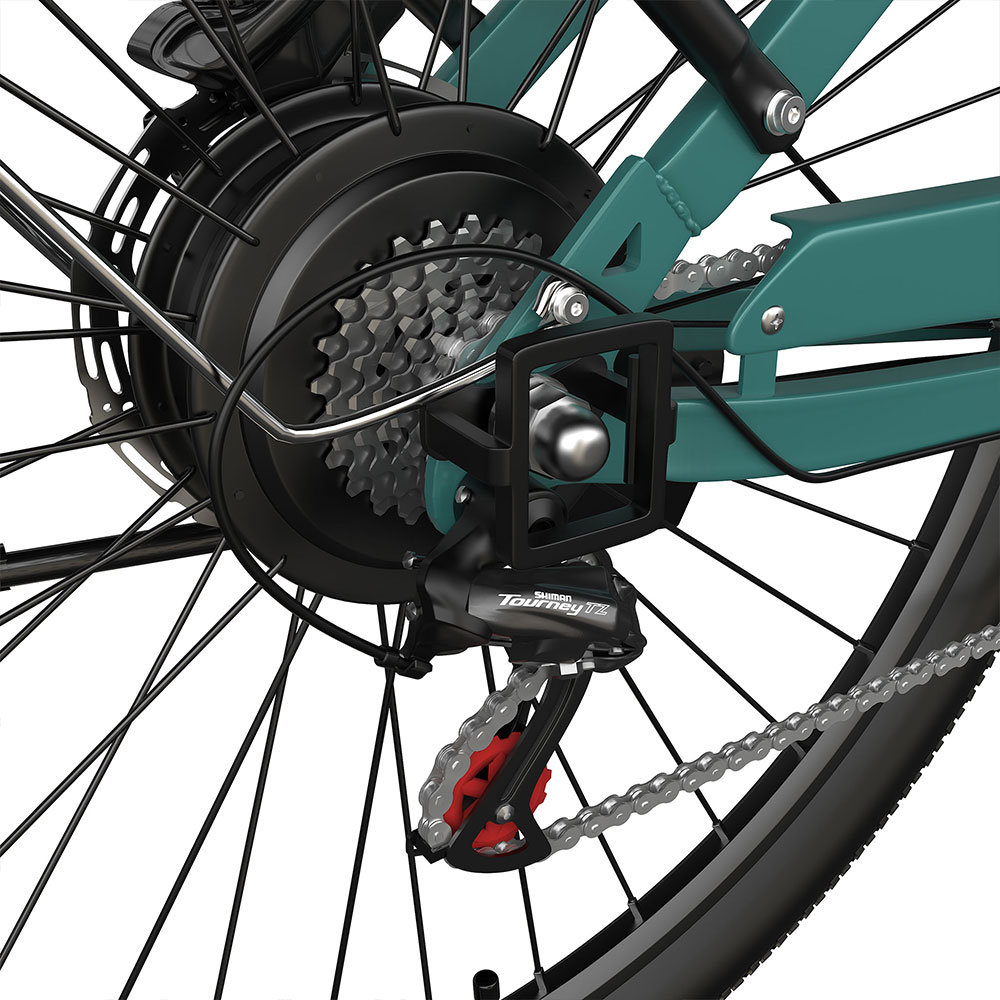 Primer plano de la rueda trasera, los cambios, la cadena y el desviador trasero Shimano Tourney TZ de una bicicleta verde azulado.