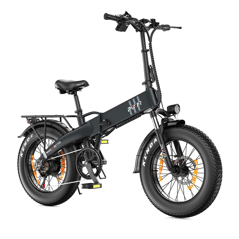 Una bicicleta eléctrica plegable negra con neumáticos anchos y faro delantero sobre fondo blanco.