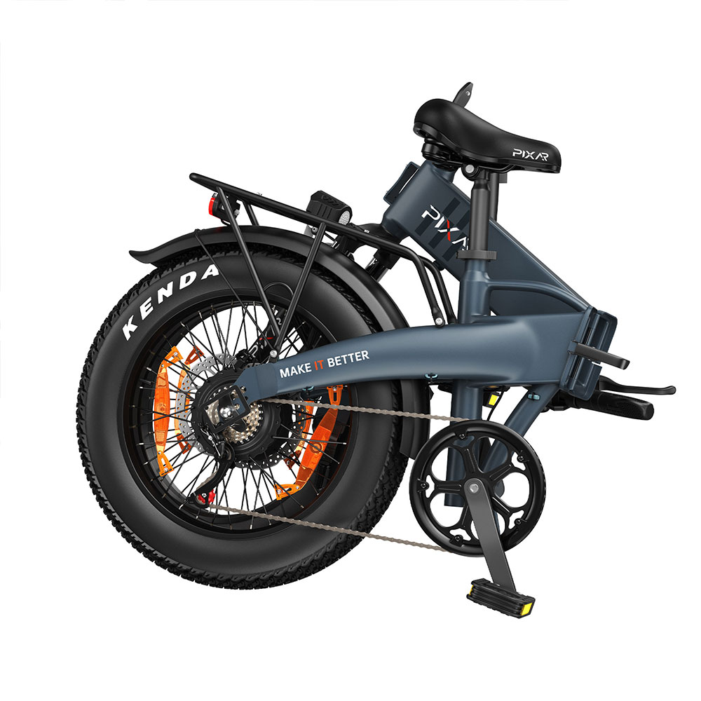 Bicicleta eléctrica gris oscuro plegada con neumáticos anchos, portaequipajes trasero y sillín negro sobre fondo blanco.