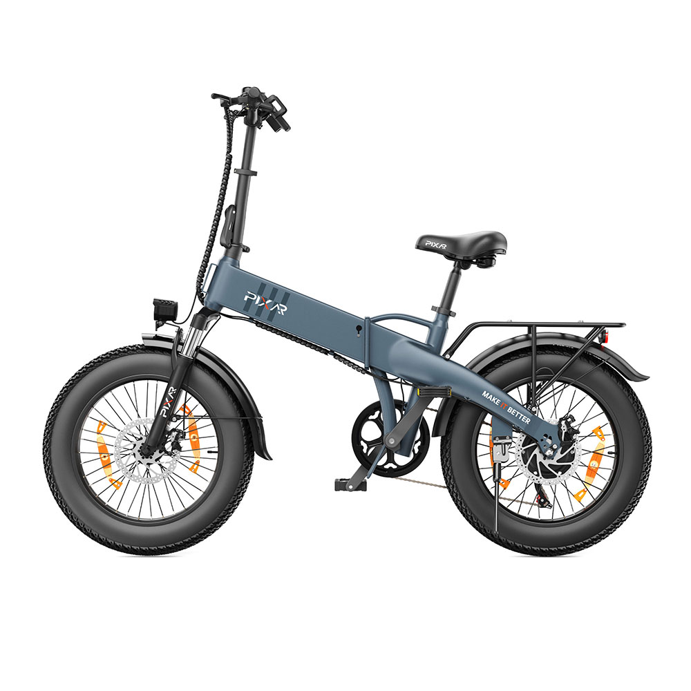 Una bicicleta eléctrica plegable gris moderna con neumáticos gruesos, faro delantero y portaequipajes sobre fondo blanco.