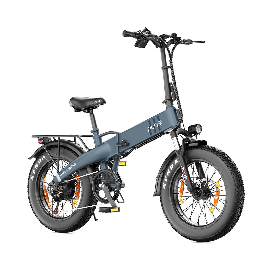 Una bicicleta eléctrica gris con neumáticos gruesos, parrilla trasera y luz delantera sobre fondo blanco.