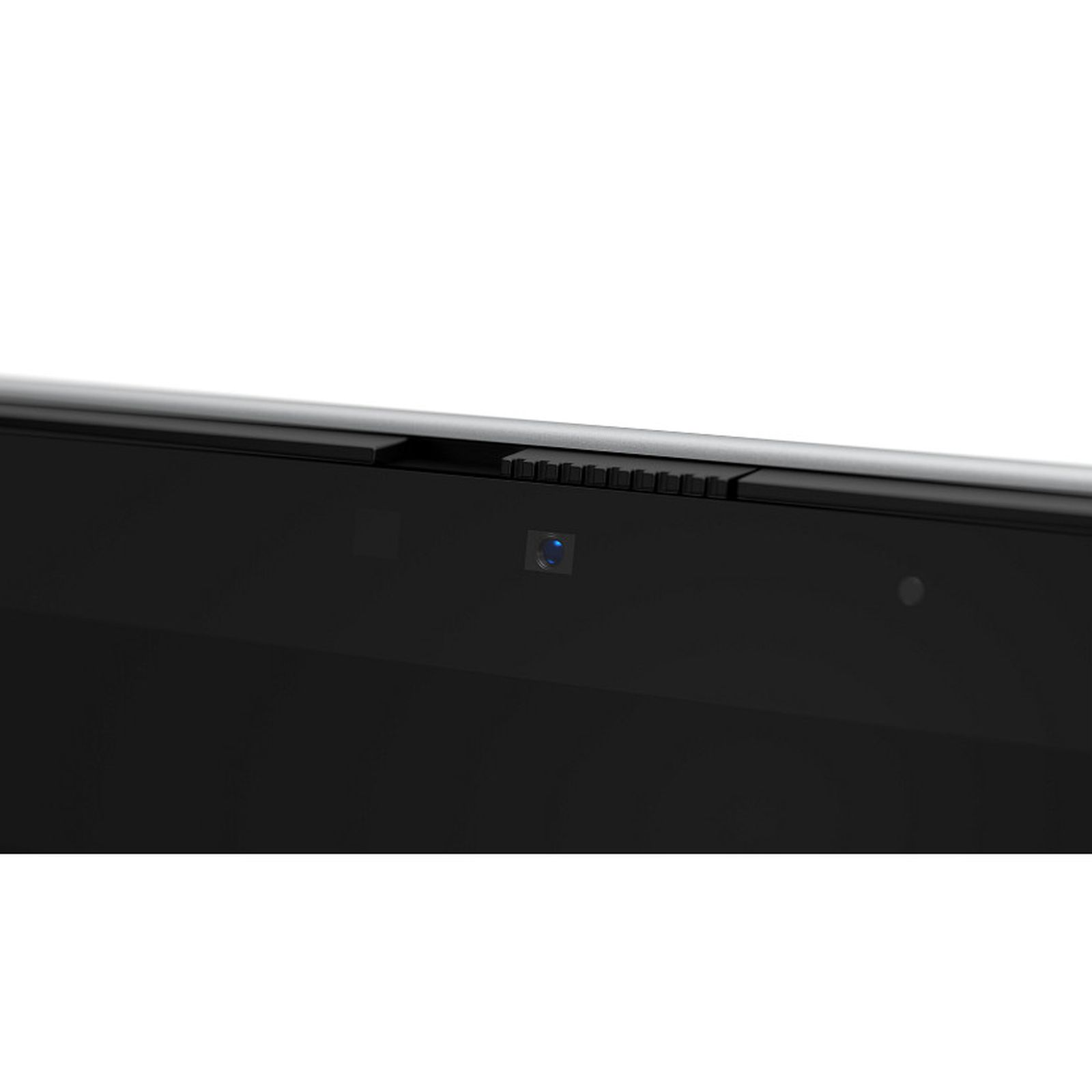 Nahaufnahme der Webcam eines Laptops mit einer physischen Datenschutzabdeckung oben.